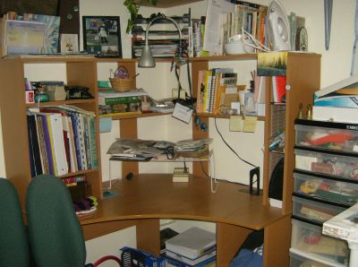 working part of the desk:  again the items on the wire shelf need final sorting, otherwise clean!